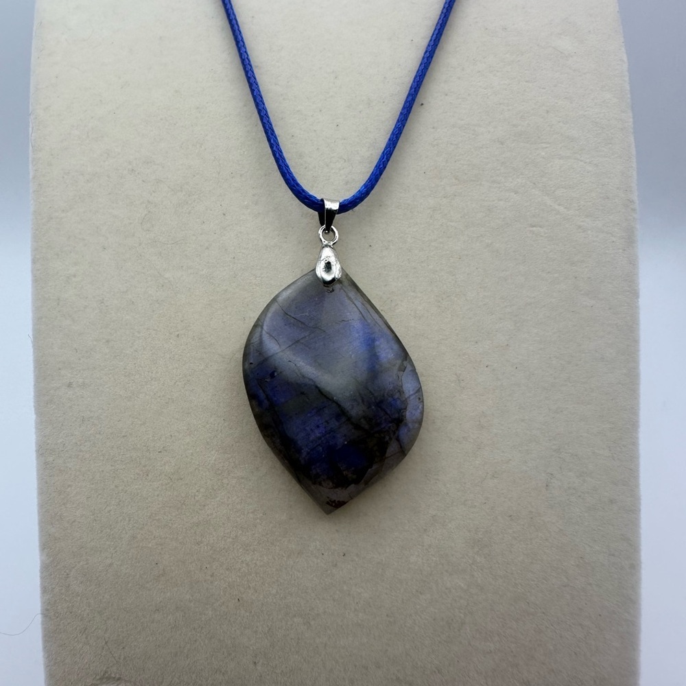 Blue Flash Labradorite Pendant Necklace - Picture 2 of 9